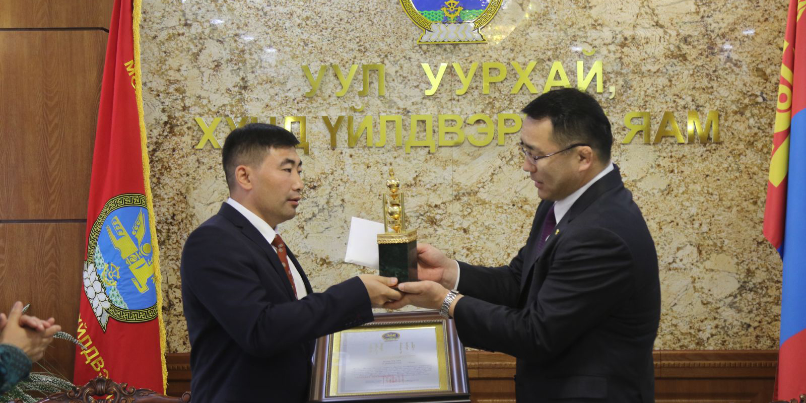 УУХҮ-ийн салбарт олон жил үр бүтээлтэй ажилласан албан хаагчдыг төрийн дээд одон, медалиар шагналаа